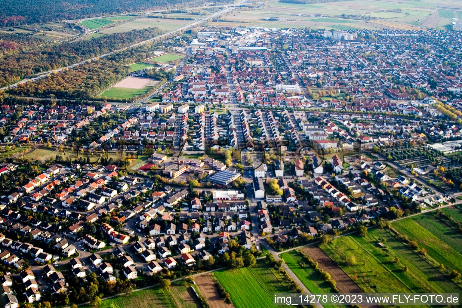 Ketsch dans le département Bade-Wurtemberg, Allemagne du point de vue du drone