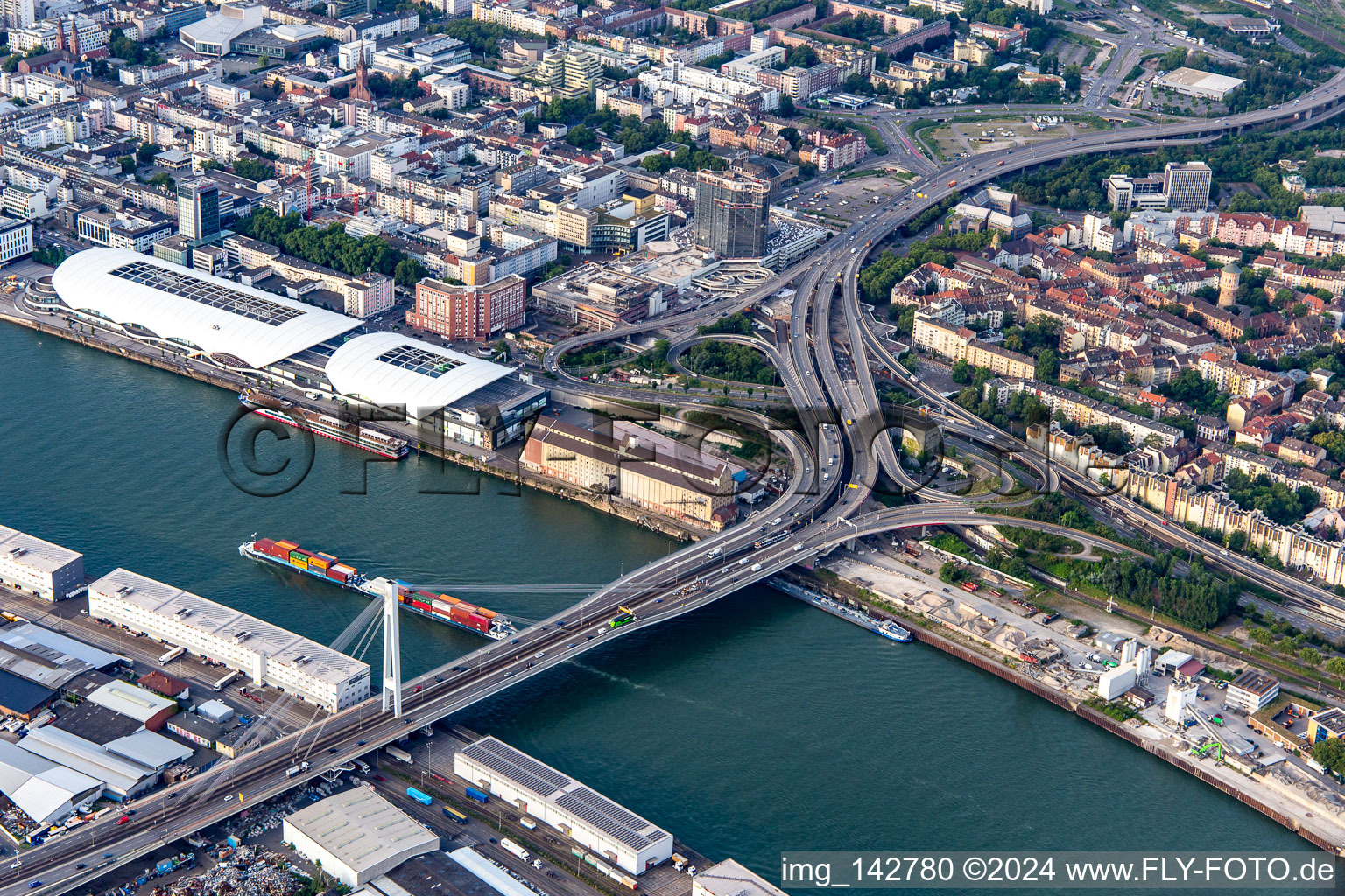 Vue aérienne de Pont Kurt Schumacher sur le Rhin et Galerie du Rhin à le quartier Hemshof in Ludwigshafen am Rhein dans le département Rhénanie-Palatinat, Allemagne