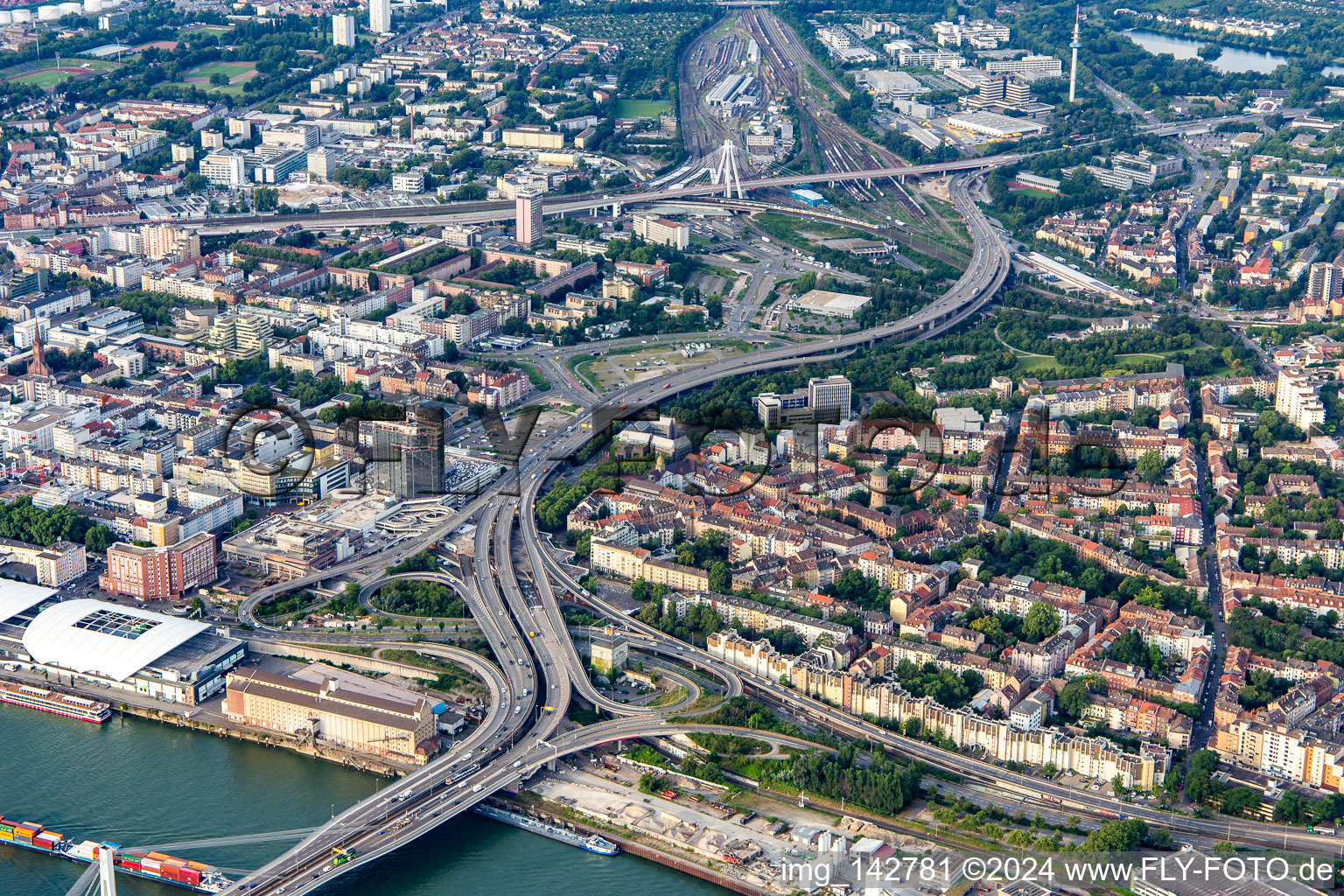 Vue aérienne de L'hôtel de ville de Ludwigshafen sur la Hochstrasse B44, en cours de démolition à le quartier Mitte in Ludwigshafen am Rhein dans le département Rhénanie-Palatinat, Allemagne