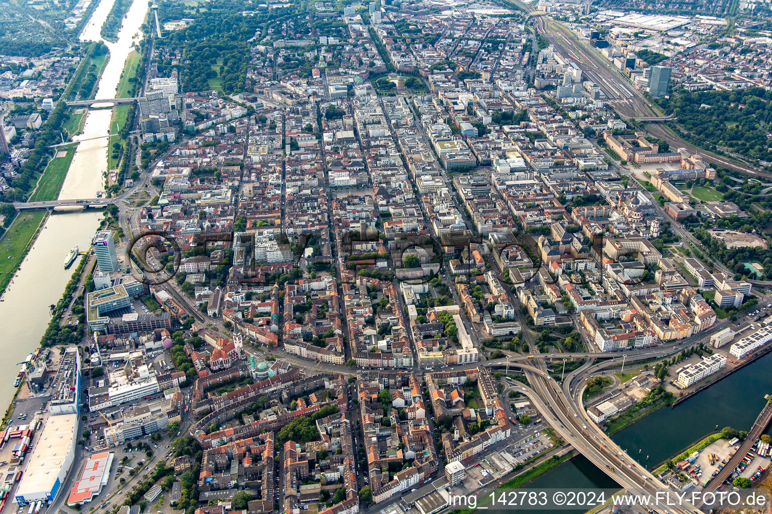 Vue aérienne de Ville carrée du nord-ouest entre le pont du Palatinat électoral sur le Neckar et la gare principale et le palais baroque du sud-ouest à le quartier Innenstadt in Mannheim dans le département Bade-Wurtemberg, Allemagne