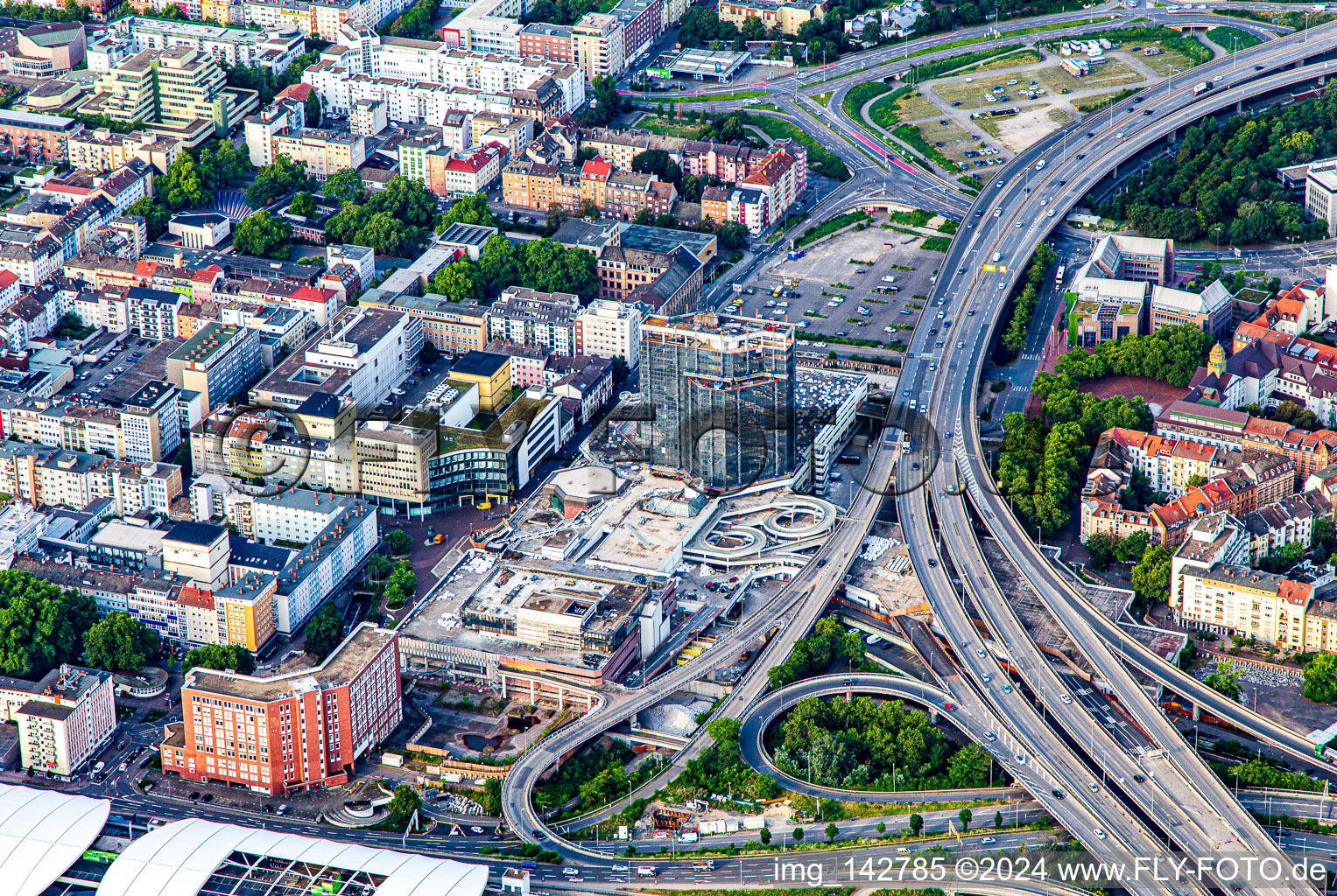 Vue aérienne de L'hôtel de ville de Ludwigshafen sur la Hochstrasse B44, en cours de démolition à le quartier Mitte in Ludwigshafen am Rhein dans le département Rhénanie-Palatinat, Allemagne