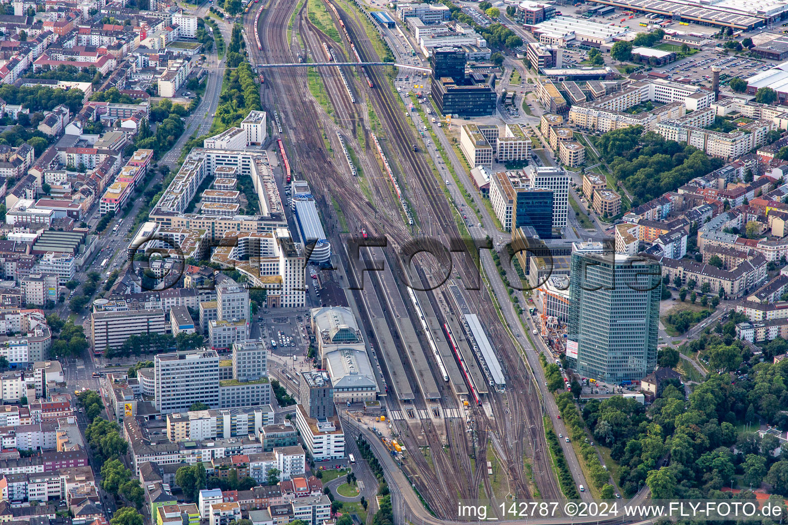 Vue aérienne de Gare centrale de Mannheim et tour Victoria à le quartier Schwetzingerstadt in Mannheim dans le département Bade-Wurtemberg, Allemagne