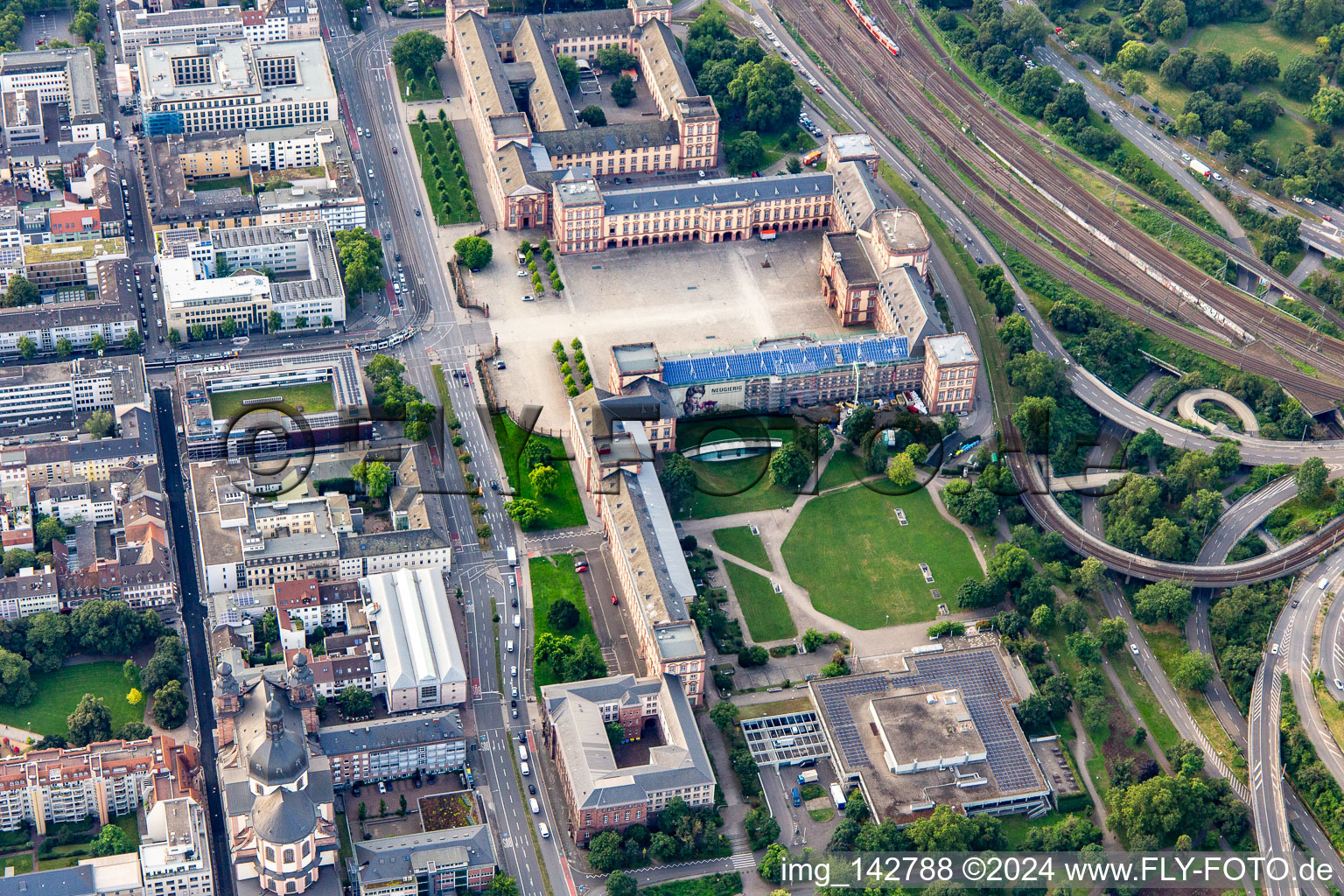 Vue aérienne de Château baroque Mannheim du nord-ouest à le quartier Innenstadt in Mannheim dans le département Bade-Wurtemberg, Allemagne