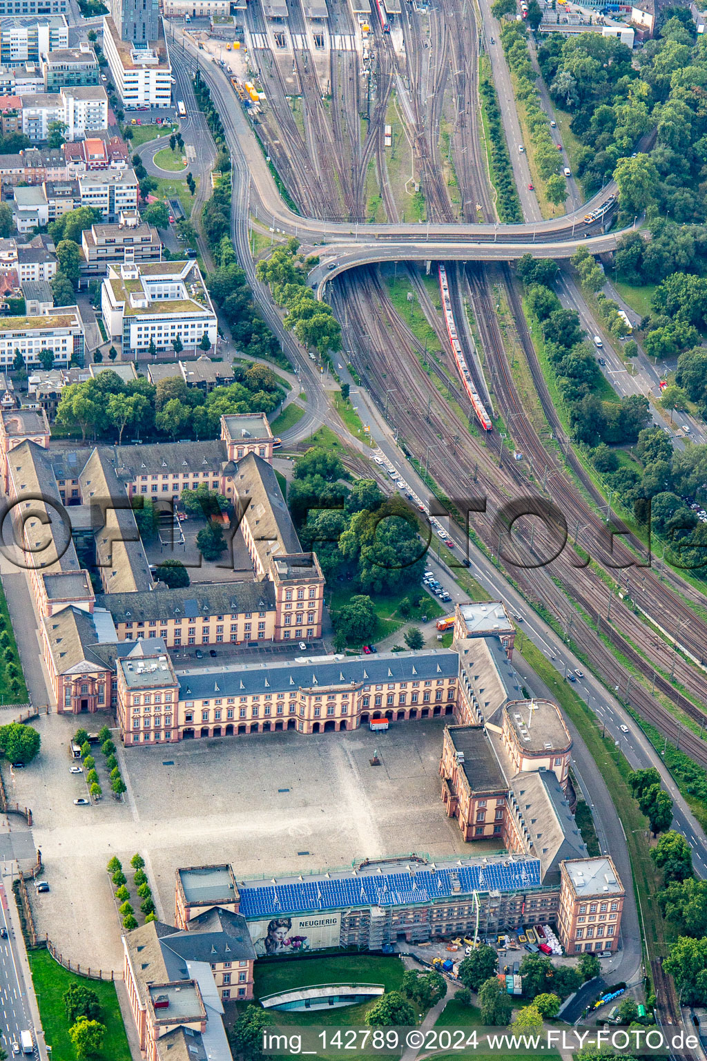 Vue aérienne de Château baroque Mannheim du nord-ouest à le quartier Innenstadt in Mannheim dans le département Bade-Wurtemberg, Allemagne