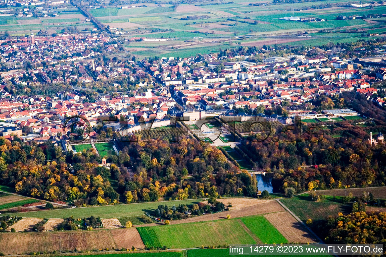 Schwetzingen dans le département Bade-Wurtemberg, Allemagne depuis l'avion