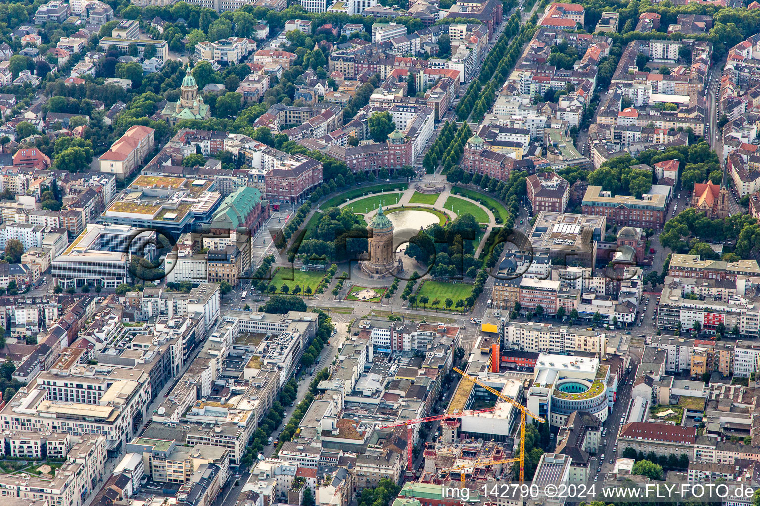 Vue aérienne de Château d'eau Mannheim sur la Friedrichsplatz depuis le nord-ouest à le quartier Oststadt in Mannheim dans le département Bade-Wurtemberg, Allemagne