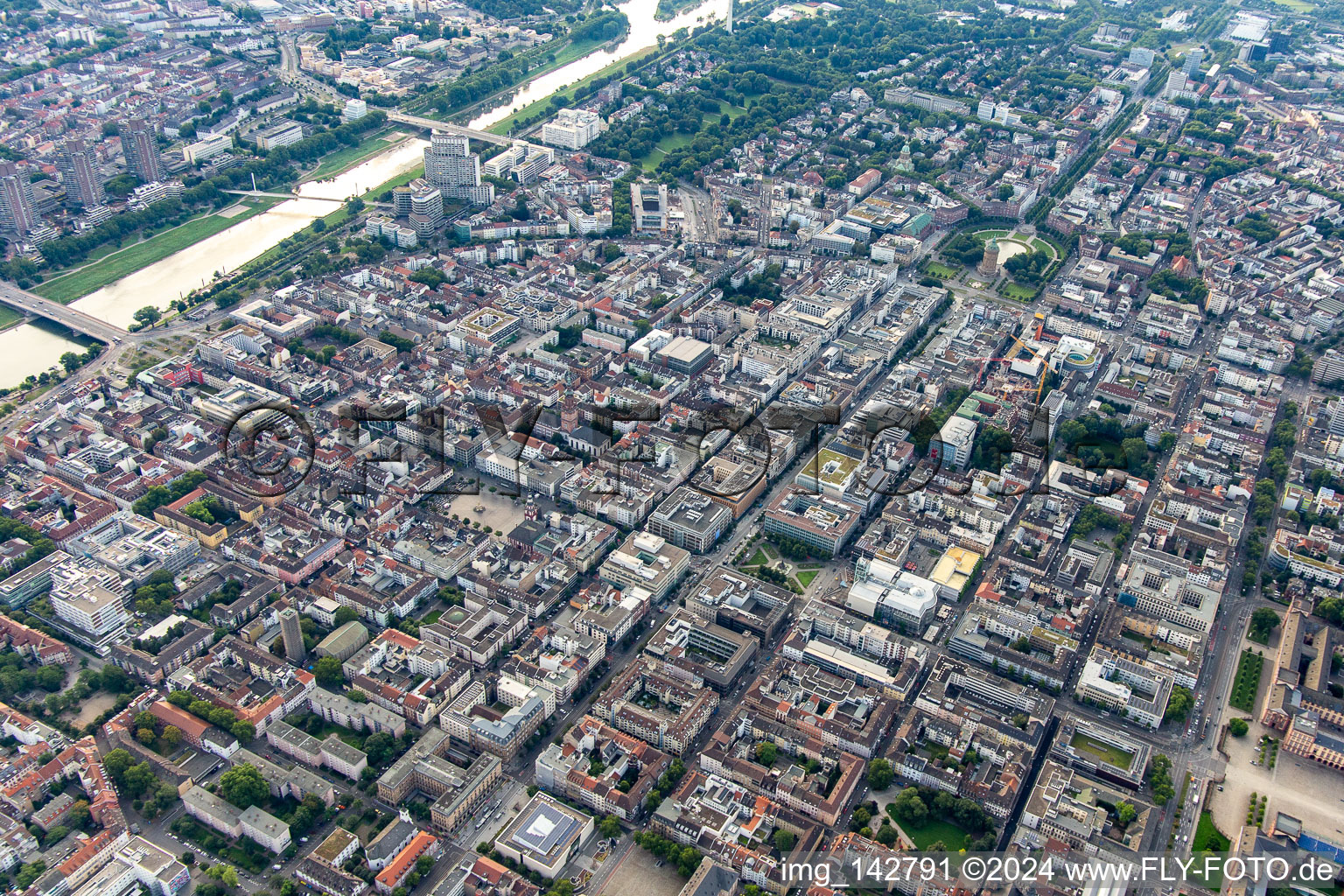 Vue aérienne de Ville carrée du nord-ouest entre le pont du Palatinat électoral sur le Neckar et le palais baroque au sud-ouest à le quartier Innenstadt in Mannheim dans le département Bade-Wurtemberg, Allemagne