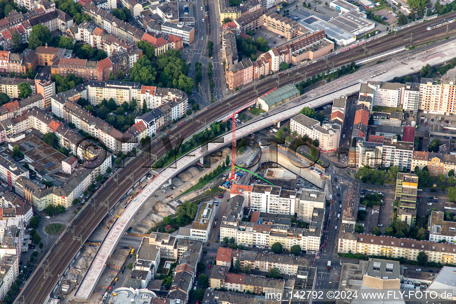 Vue aérienne de Les B44 et B38 passent sous la voie ferrée à Dammstr à le quartier Süd in Ludwigshafen am Rhein dans le département Rhénanie-Palatinat, Allemagne