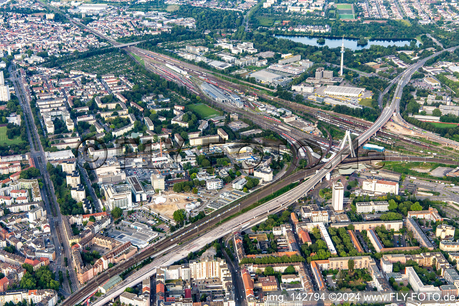 Vue aérienne de Gare principale et quartier résidentiel de la Saarlandstr à le quartier Süd in Ludwigshafen am Rhein dans le département Rhénanie-Palatinat, Allemagne