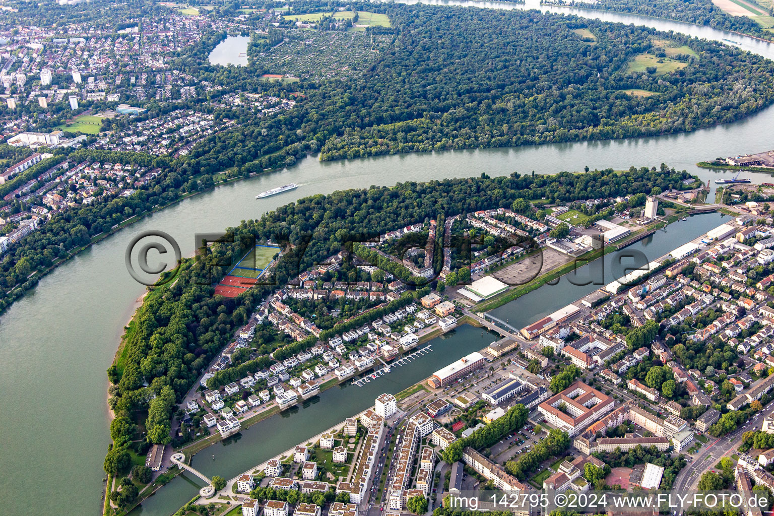 Vue aérienne de Île-parc entre le Rhin et Luitpoldhafen à le quartier Süd in Ludwigshafen am Rhein dans le département Rhénanie-Palatinat, Allemagne