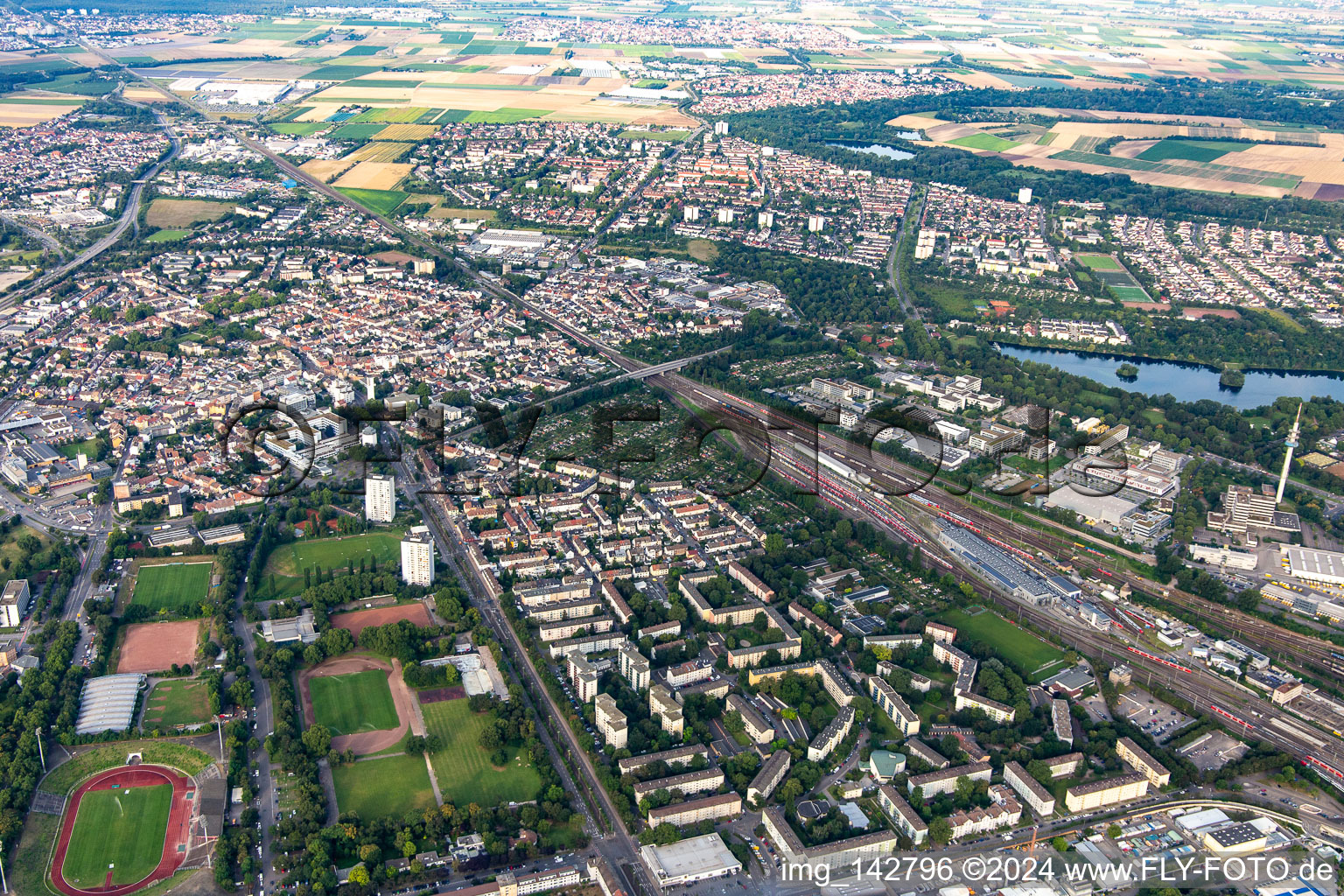 Vue aérienne de Du nord à le quartier Mundenheim in Ludwigshafen am Rhein dans le département Rhénanie-Palatinat, Allemagne