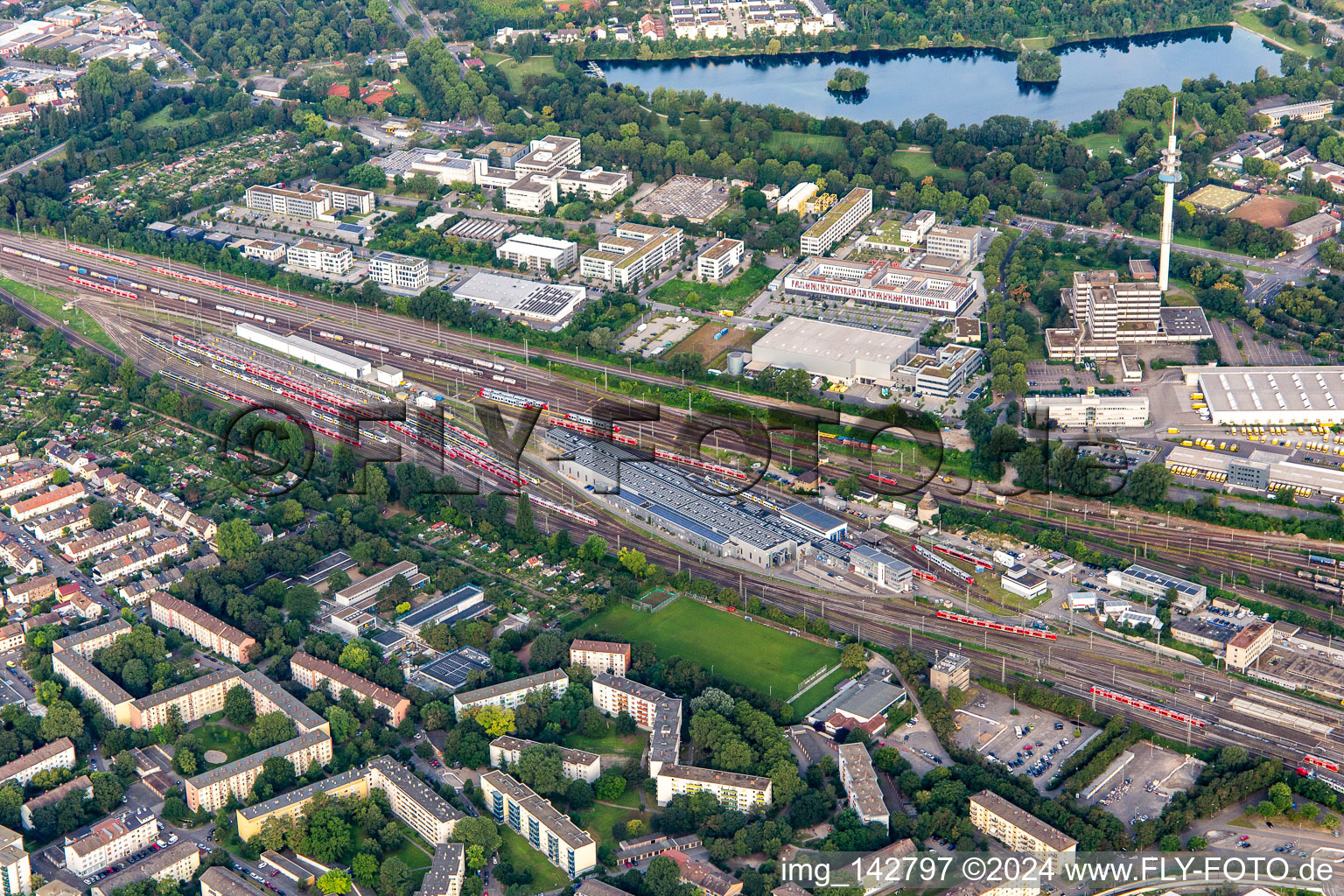 Vue aérienne de Gare centrale et zone commerciale Ludwig-Reichling-Straße à le quartier Süd in Ludwigshafen am Rhein dans le département Rhénanie-Palatinat, Allemagne