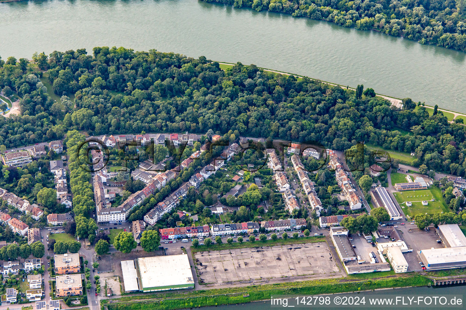 Vue aérienne de Île-parc entre le Rhin et Luitpoldhafen à le quartier Süd in Ludwigshafen am Rhein dans le département Rhénanie-Palatinat, Allemagne