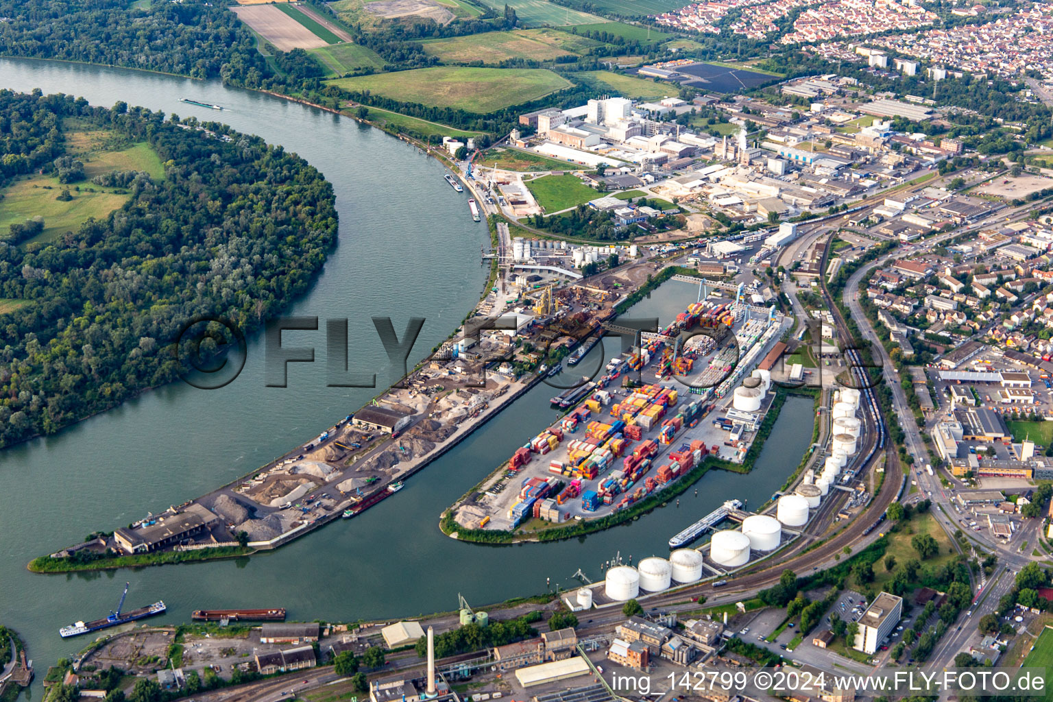 Vue aérienne de Mundenheimer Altrheinhafen et Kaiserwörthafen sur le Rhin à le quartier Mundenheim in Ludwigshafen am Rhein dans le département Rhénanie-Palatinat, Allemagne