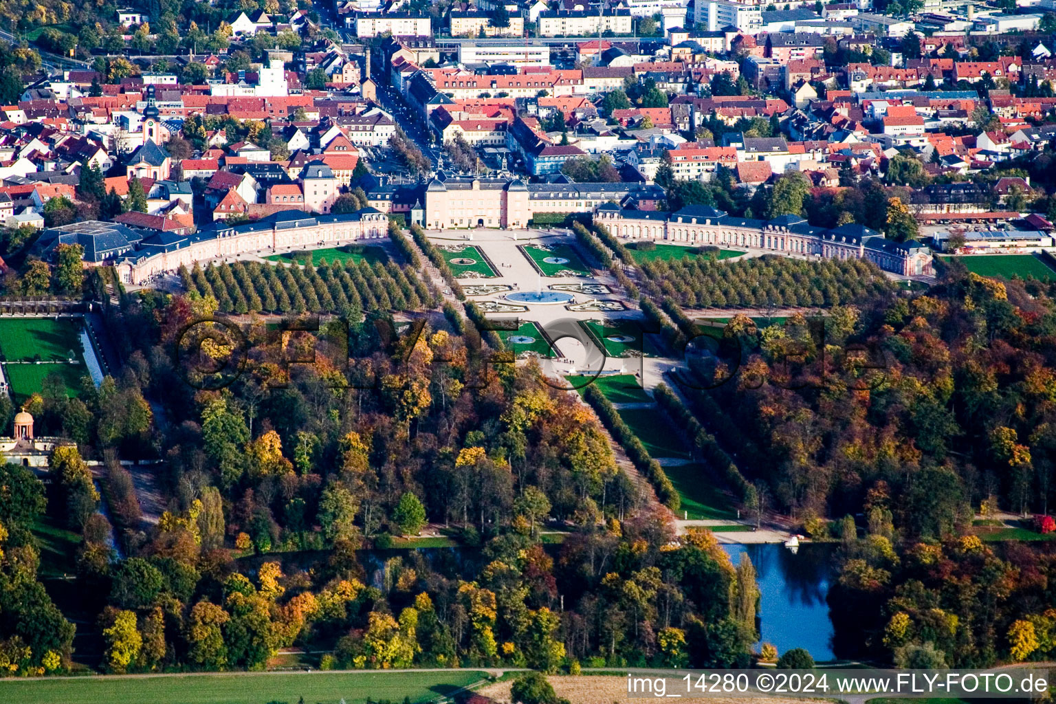 Vue d'oiseau de Schwetzingen dans le département Bade-Wurtemberg, Allemagne