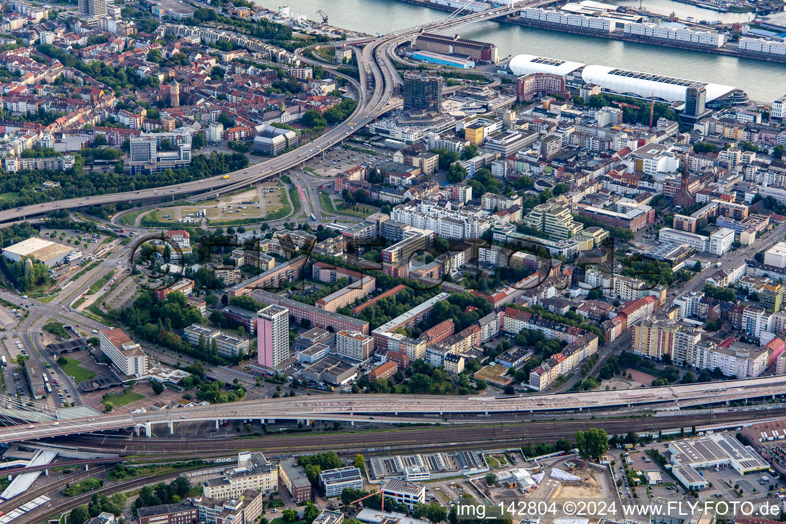 Vue aérienne de Routes surélevées B44 et B37 en démolition/nouvelle construction à le quartier Mitte in Ludwigshafen am Rhein dans le département Rhénanie-Palatinat, Allemagne