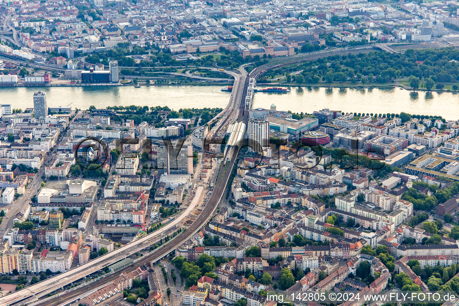 Vue aérienne de Ligne routière et ferroviaire surélevée B37 allant de l'ouest au pont Konrad-Adenauer sur le Rhin en démolition/nouvelle construction à le quartier Süd in Ludwigshafen am Rhein dans le département Rhénanie-Palatinat, Allemagne