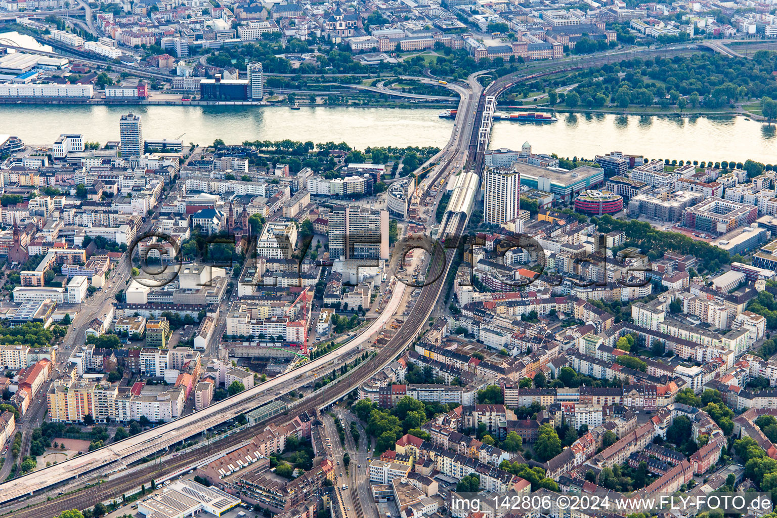 Vue aérienne de Ligne routière et ferroviaire surélevée B37 allant de l'ouest au pont Konrad-Adenauer sur le Rhin en démolition/nouvelle construction à le quartier Süd in Ludwigshafen am Rhein dans le département Rhénanie-Palatinat, Allemagne