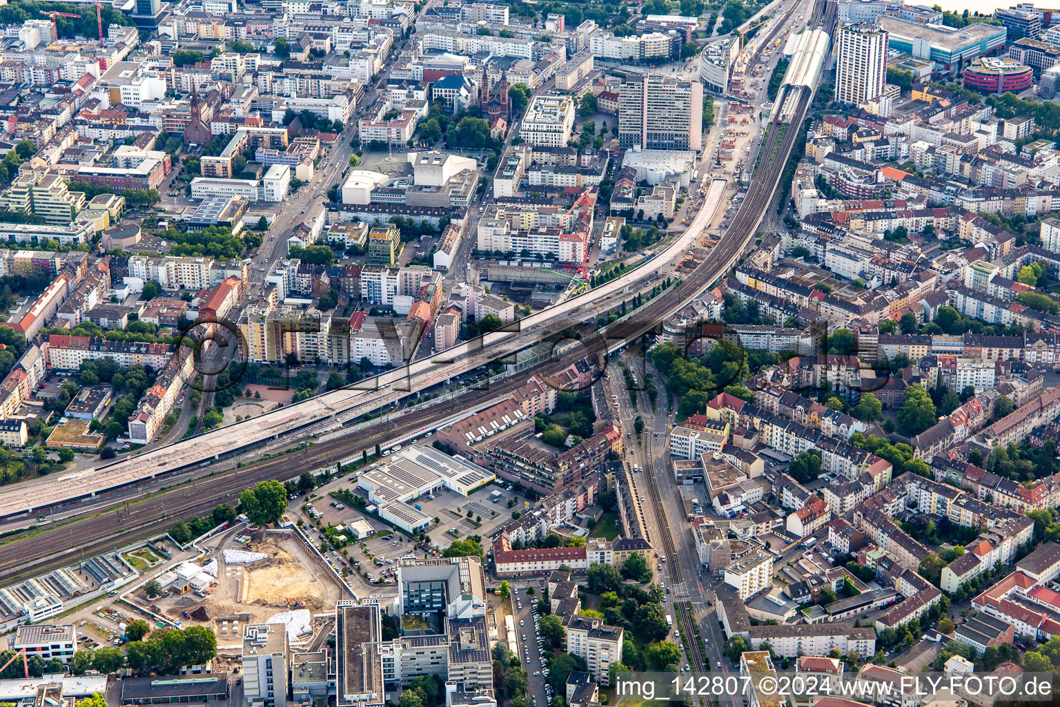 Vue aérienne de Route surélevée B37 et ligne ferroviaire du sud-ouest en démolition/nouvelle construction à le quartier Süd in Ludwigshafen am Rhein dans le département Rhénanie-Palatinat, Allemagne