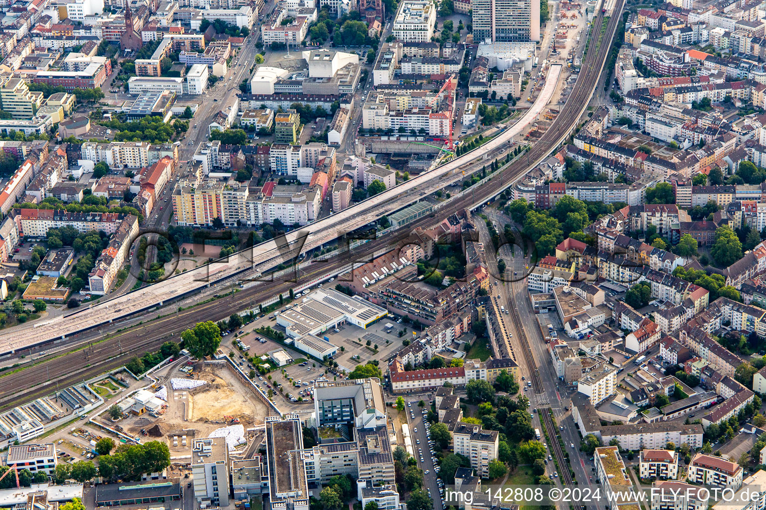 Vue aérienne de Route surélevée B37 et ligne ferroviaire du sud-ouest en démolition/nouvelle construction à le quartier Süd in Ludwigshafen am Rhein dans le département Rhénanie-Palatinat, Allemagne