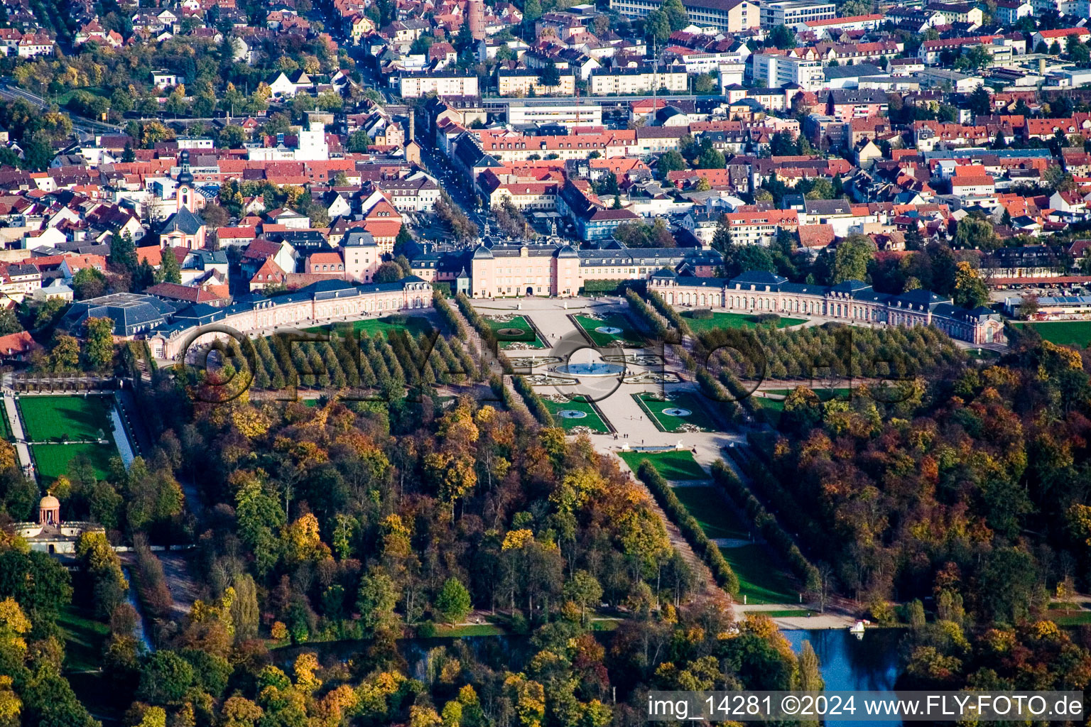 Schwetzingen dans le département Bade-Wurtemberg, Allemagne vue du ciel