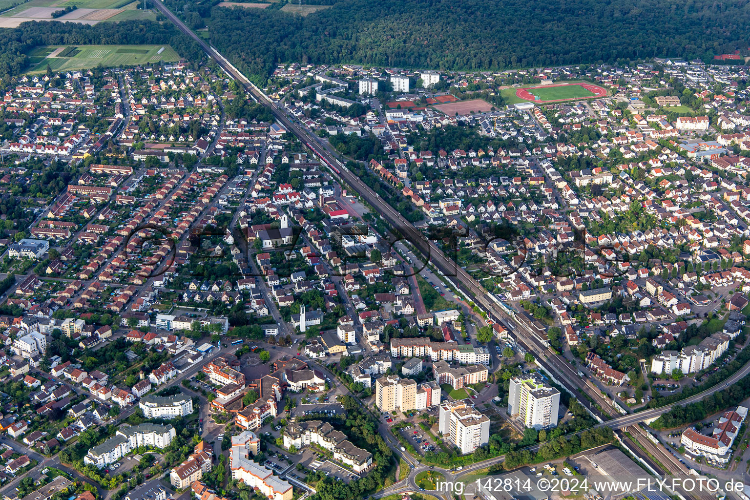 Vue aérienne de La ligne de chemin de fer divise le lieu à Limburgerhof dans le département Rhénanie-Palatinat, Allemagne