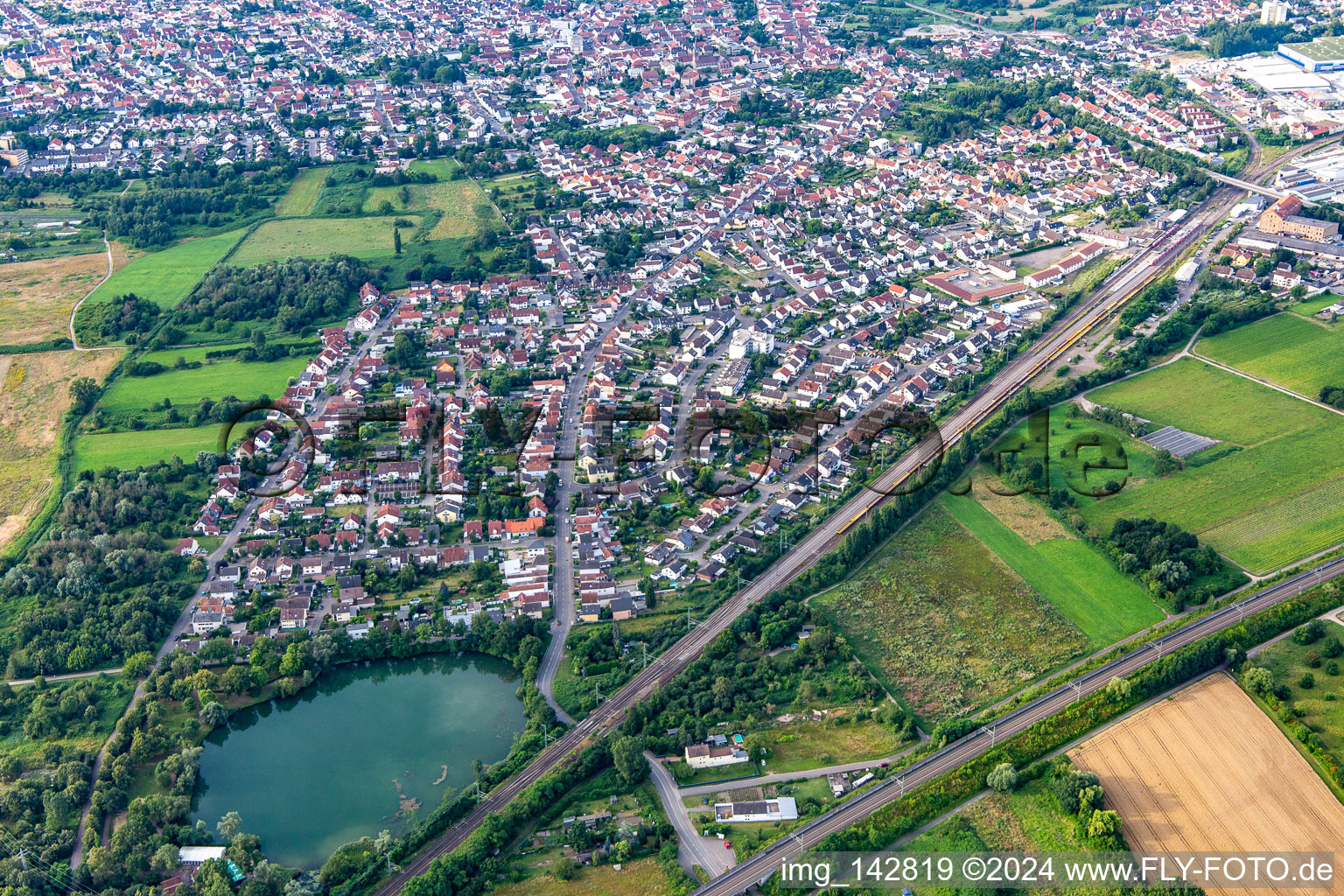 Vue aérienne de Parc "Bahnweiher à Schifferstadt dans le département Rhénanie-Palatinat, Allemagne