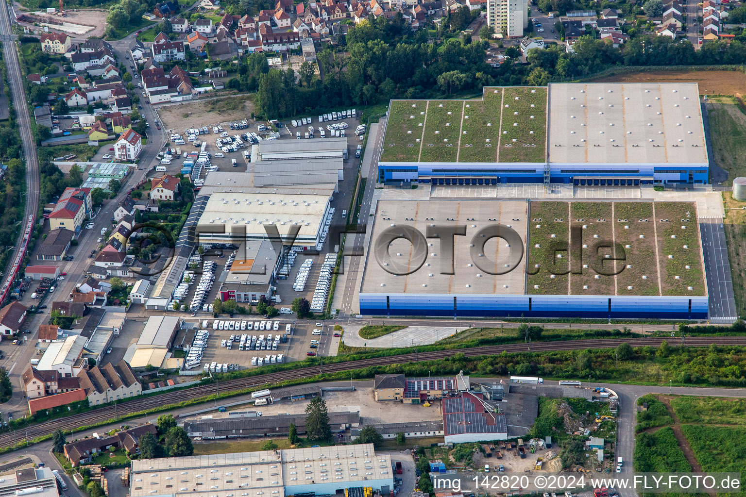 Vue aérienne de Nouvelle construction d'un immense centre logistique sur le Ketzerweg à Schifferstadt dans le département Rhénanie-Palatinat, Allemagne