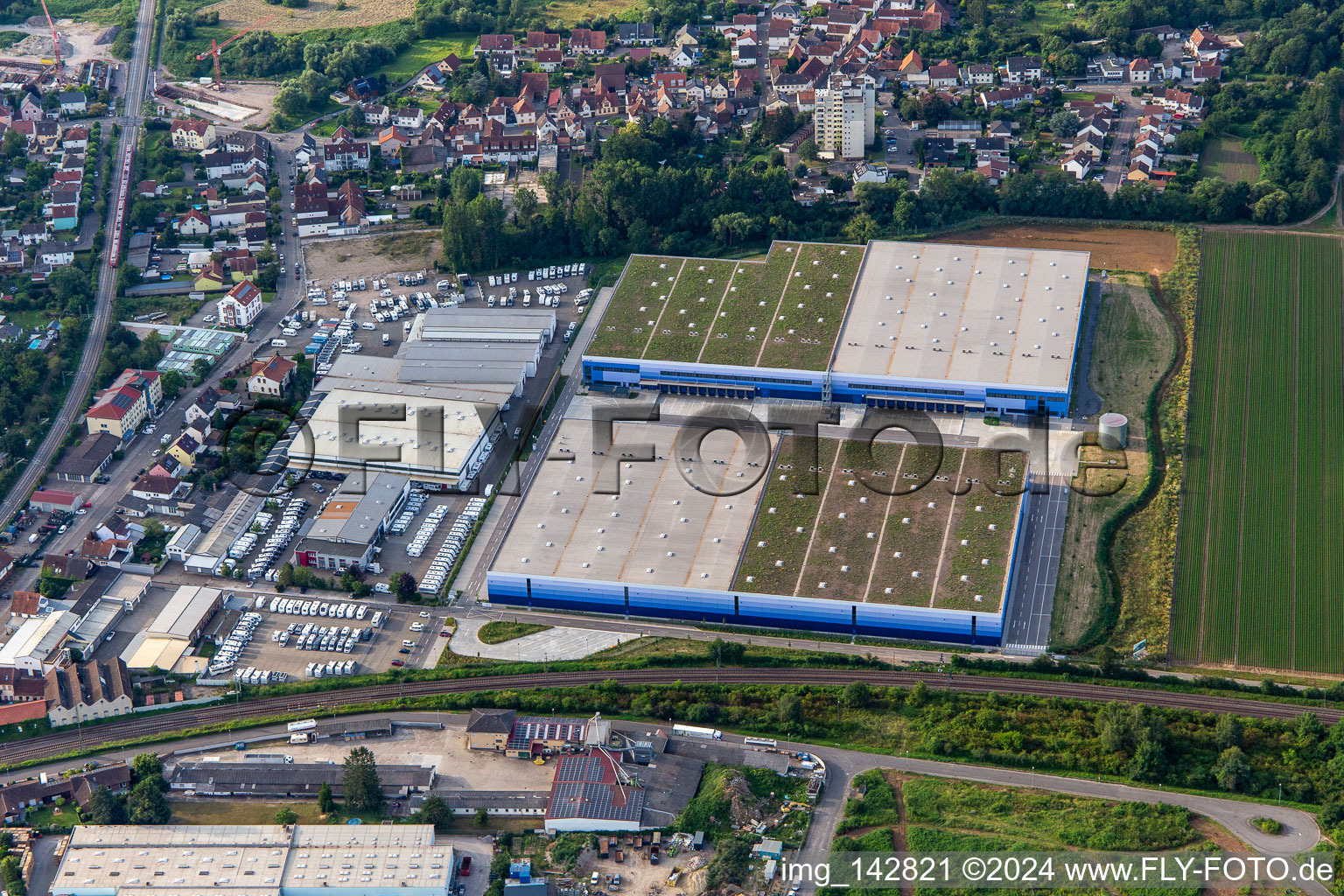 Vue aérienne de Nouvelle construction d'un immense centre logistique sur le Ketzerweg à Schifferstadt dans le département Rhénanie-Palatinat, Allemagne