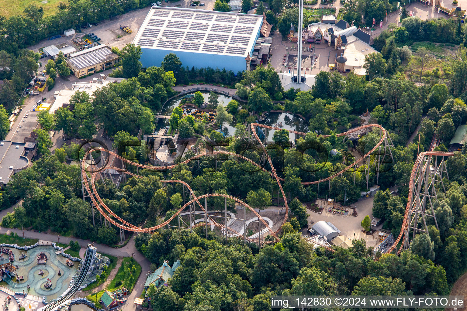 Vue aérienne de Montagnes russes BigFM Expedition GeForce dans un parc de vacances en Allemagne à Haßloch dans le département Rhénanie-Palatinat, Allemagne