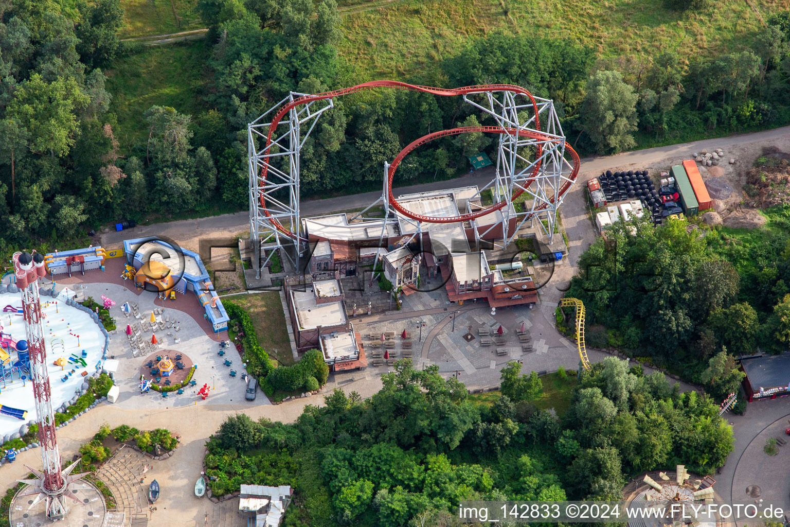 Vue aérienne de Montagnes russes Sky Scream dans un parc de vacances en Allemagne à Haßloch dans le département Rhénanie-Palatinat, Allemagne