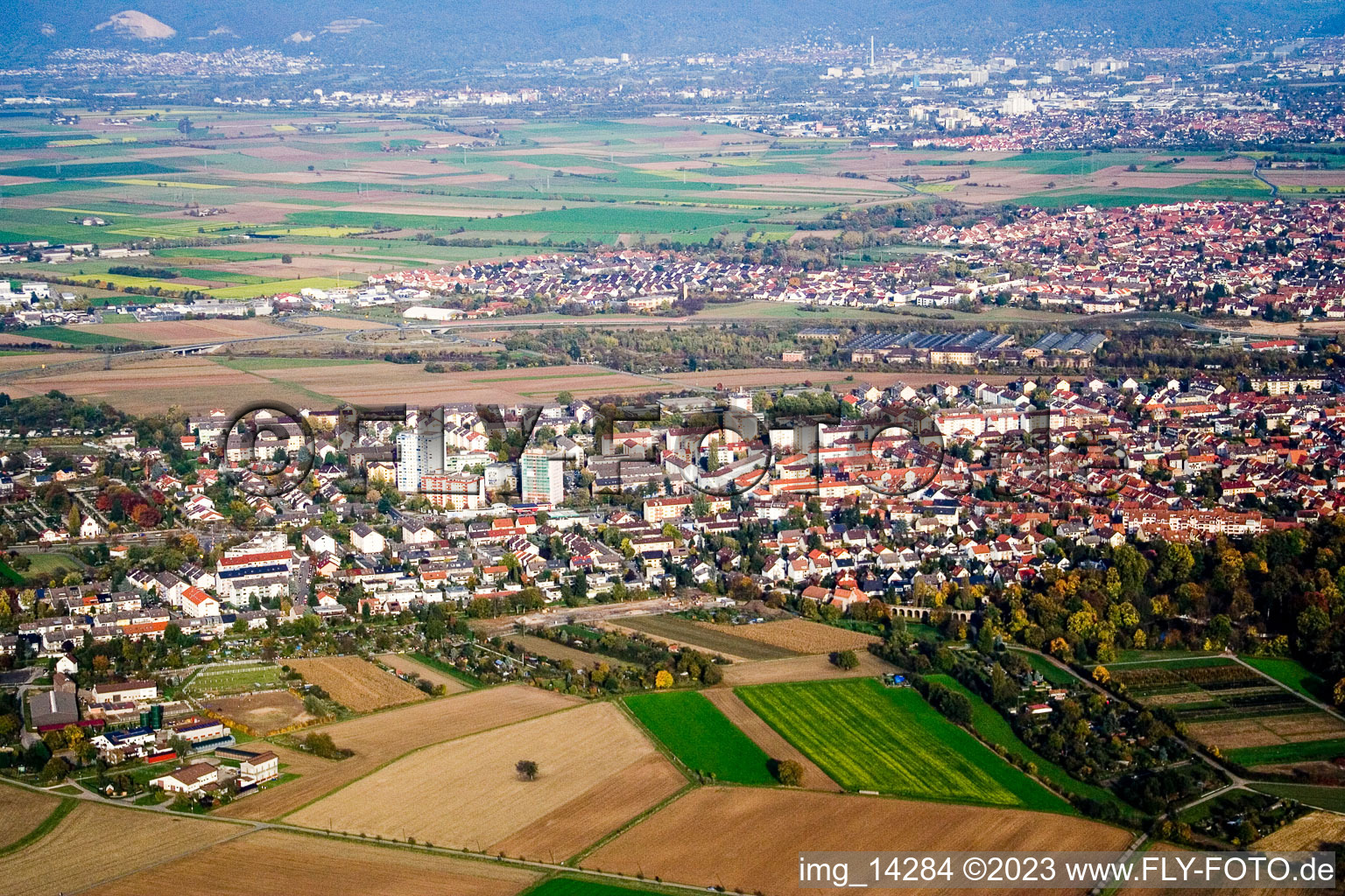 Schwetzingen dans le département Bade-Wurtemberg, Allemagne du point de vue du drone