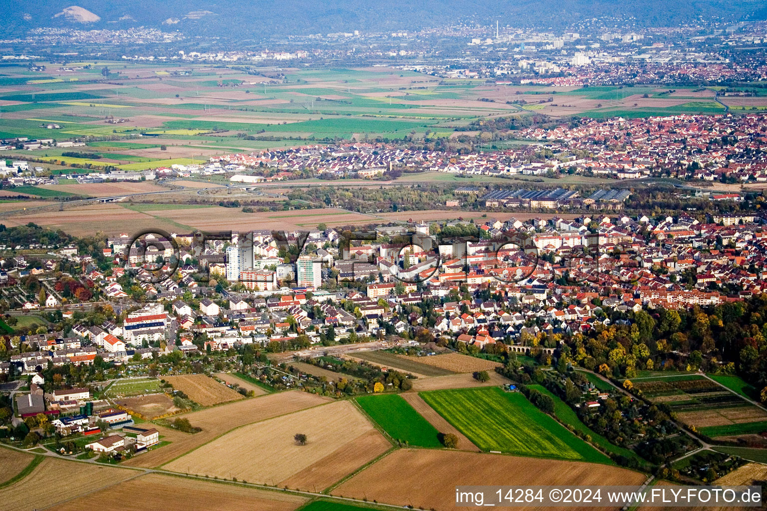 Schwetzingen dans le département Bade-Wurtemberg, Allemagne du point de vue du drone