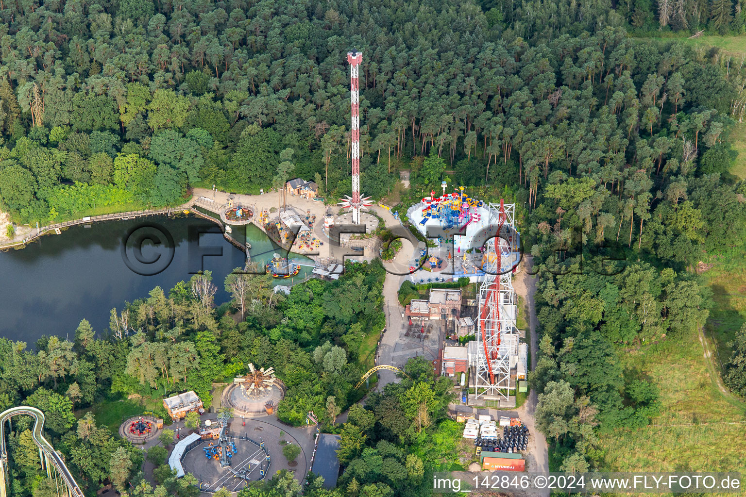 Vue aérienne de Montagnes russes Sky Scream dans un parc de vacances en Allemagne à Haßloch dans le département Rhénanie-Palatinat, Allemagne