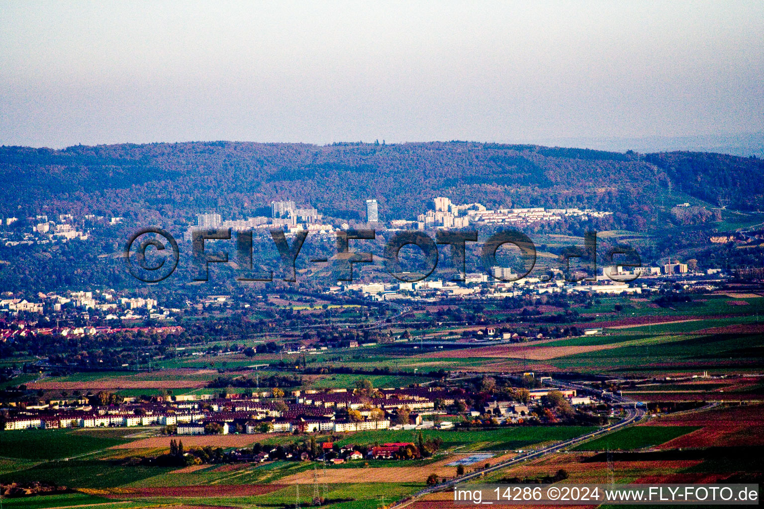 Vue aérienne de Vue sur les quartiers de Boxberg et Emmertsgrund-Süd sur le versant de la Bergstrasse sud à le quartier Emmertsgrund in Heidelberg dans le département Bade-Wurtemberg, Allemagne