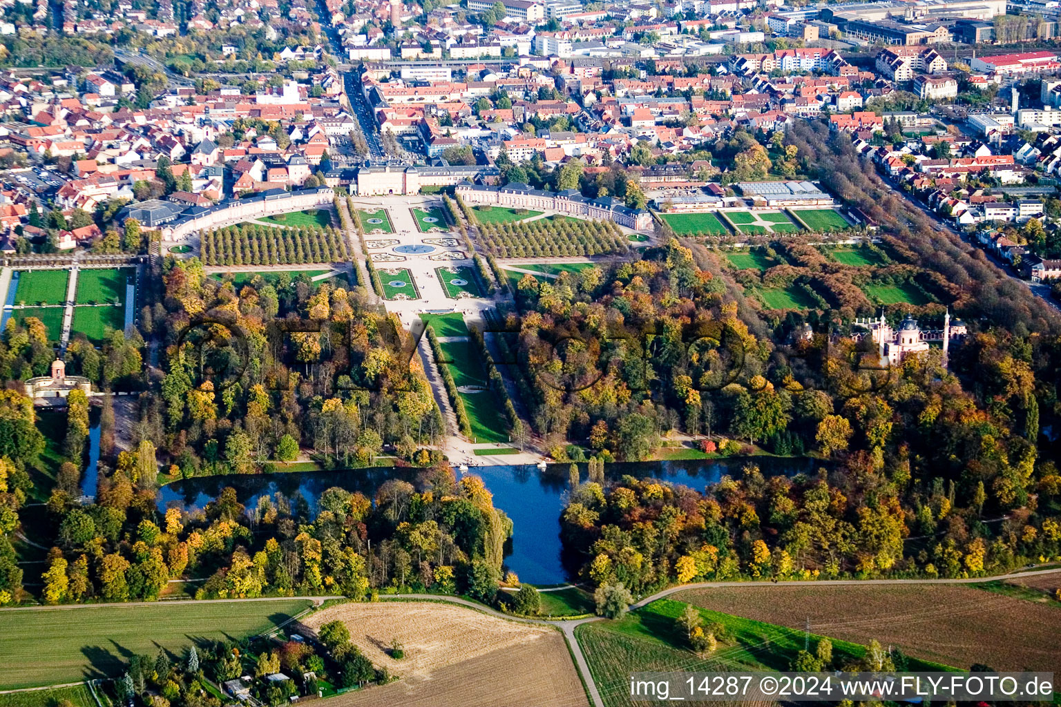 Schwetzingen dans le département Bade-Wurtemberg, Allemagne d'un drone