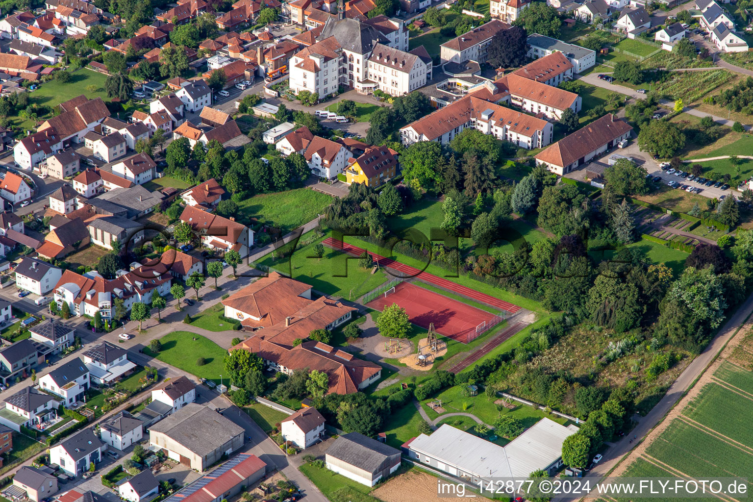 Vue oblique de Abbaye Saint-Paul d'Herxheim à Herxheim bei Landau dans le département Rhénanie-Palatinat, Allemagne