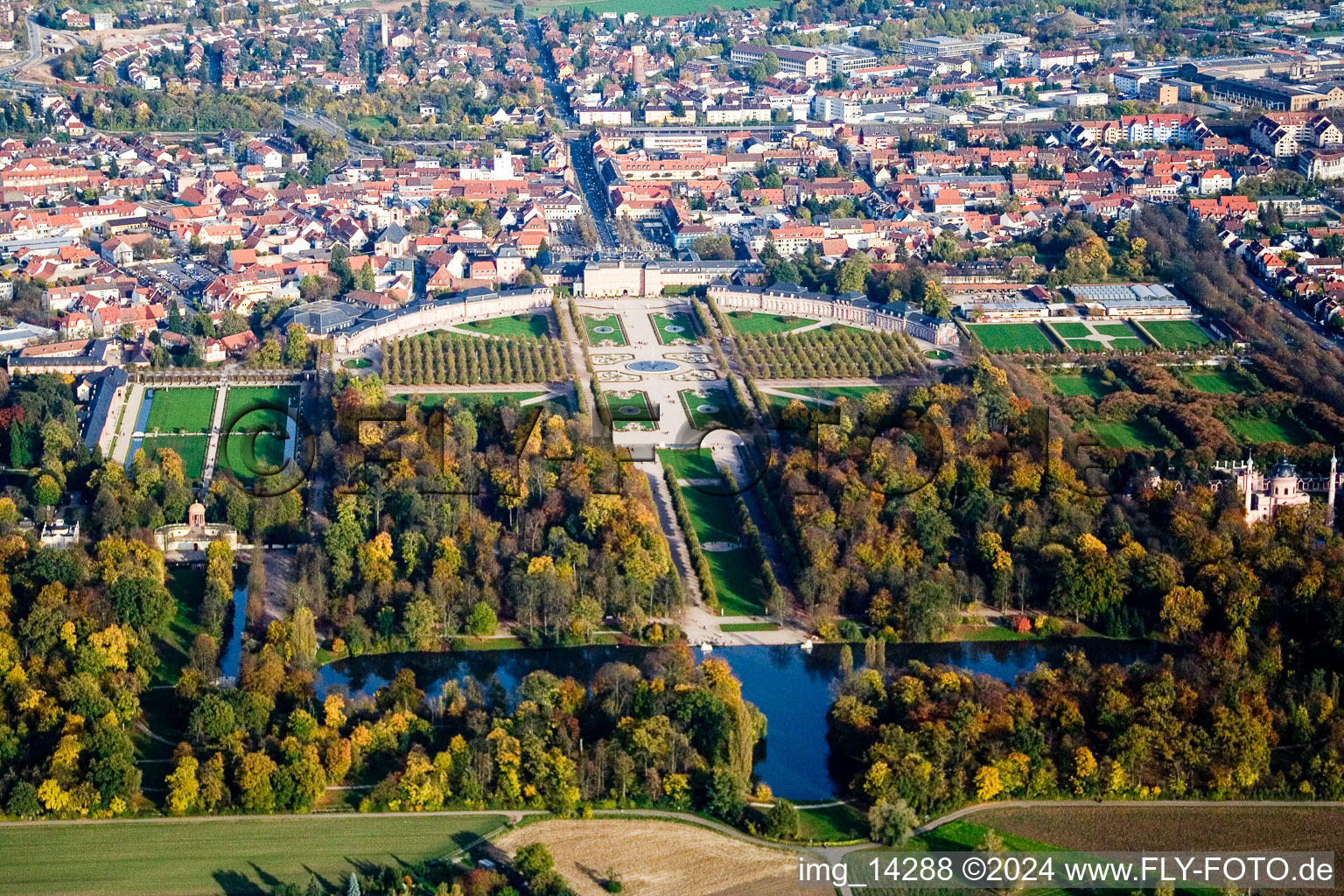 Schwetzingen dans le département Bade-Wurtemberg, Allemagne vu d'un drone