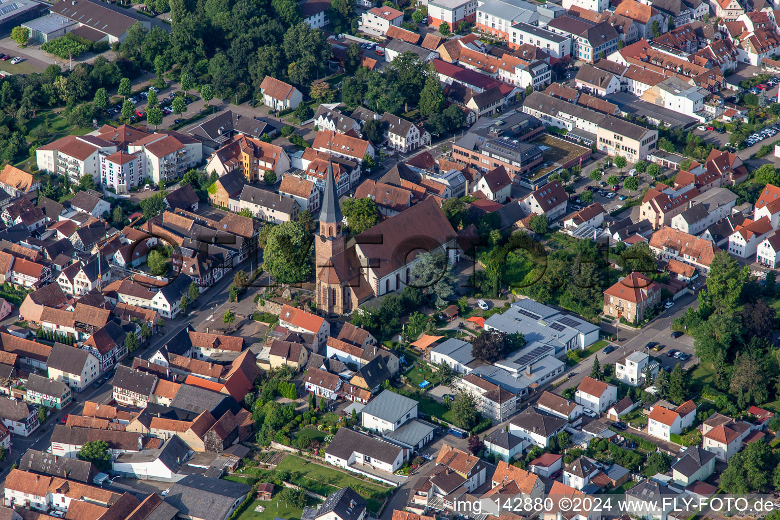 Vue aérienne de Église Sainte-Marie de l'Assomption à Herxheim bei Landau dans le département Rhénanie-Palatinat, Allemagne