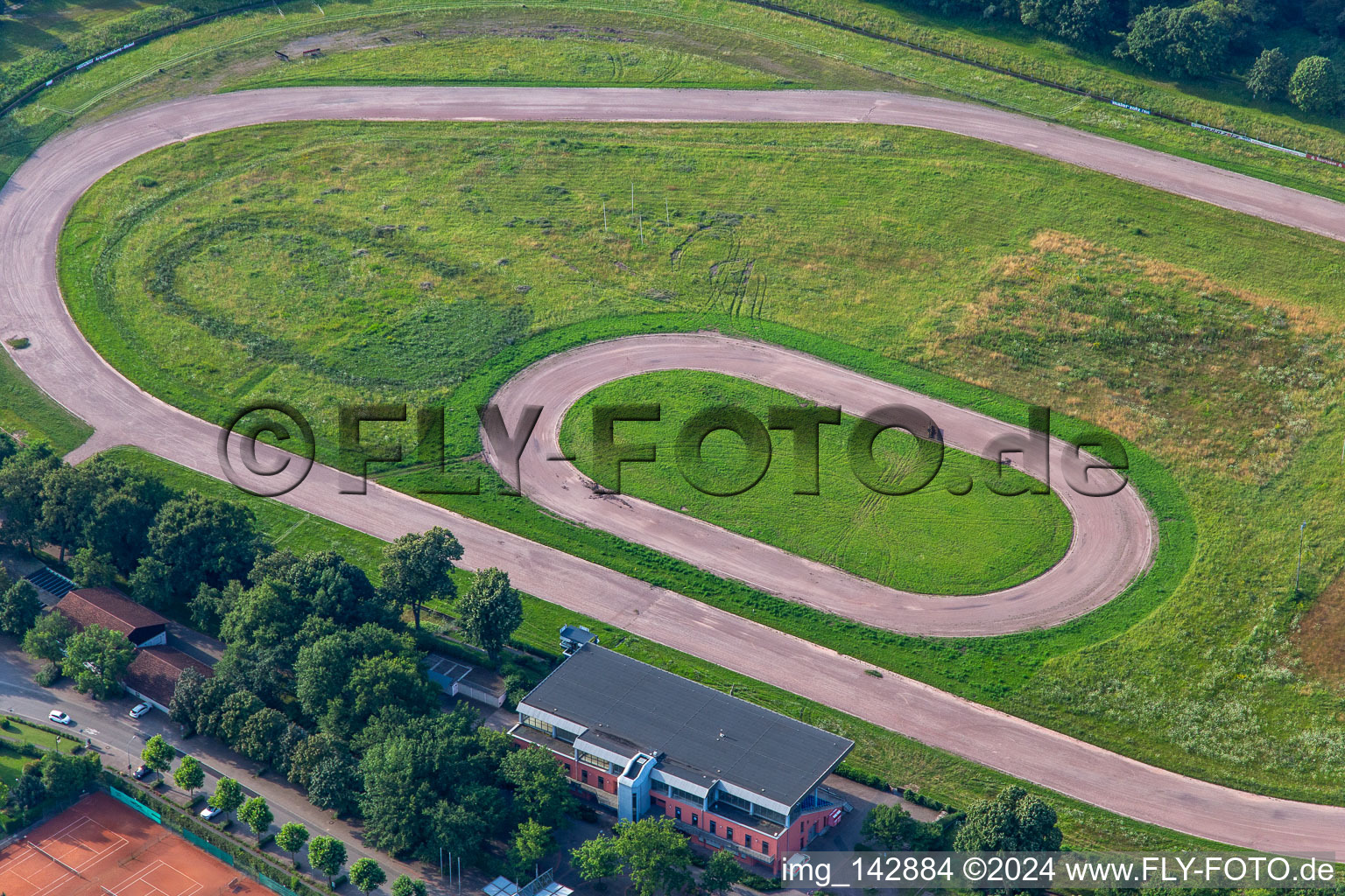 Vue aérienne de Circuit de course sur piste en sable du club de course et d'équitation Herxheim eV et circuit automobile de l'association de sport automobile de Herxheim à Herxheim bei Landau dans le département Rhénanie-Palatinat, Allemagne