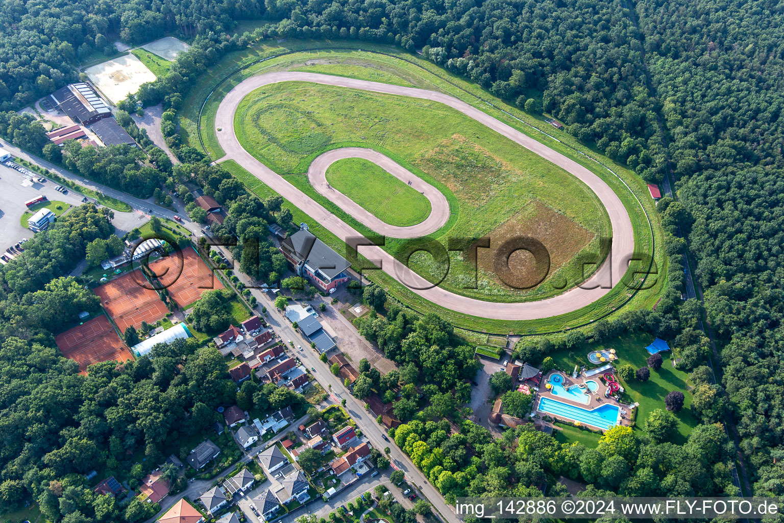 Vue aérienne de Circuit de course sur piste en sable du club de course et d'équitation Herxheim eV et circuit automobile de l'association de sport automobile de Herxheim à Herxheim bei Landau dans le département Rhénanie-Palatinat, Allemagne