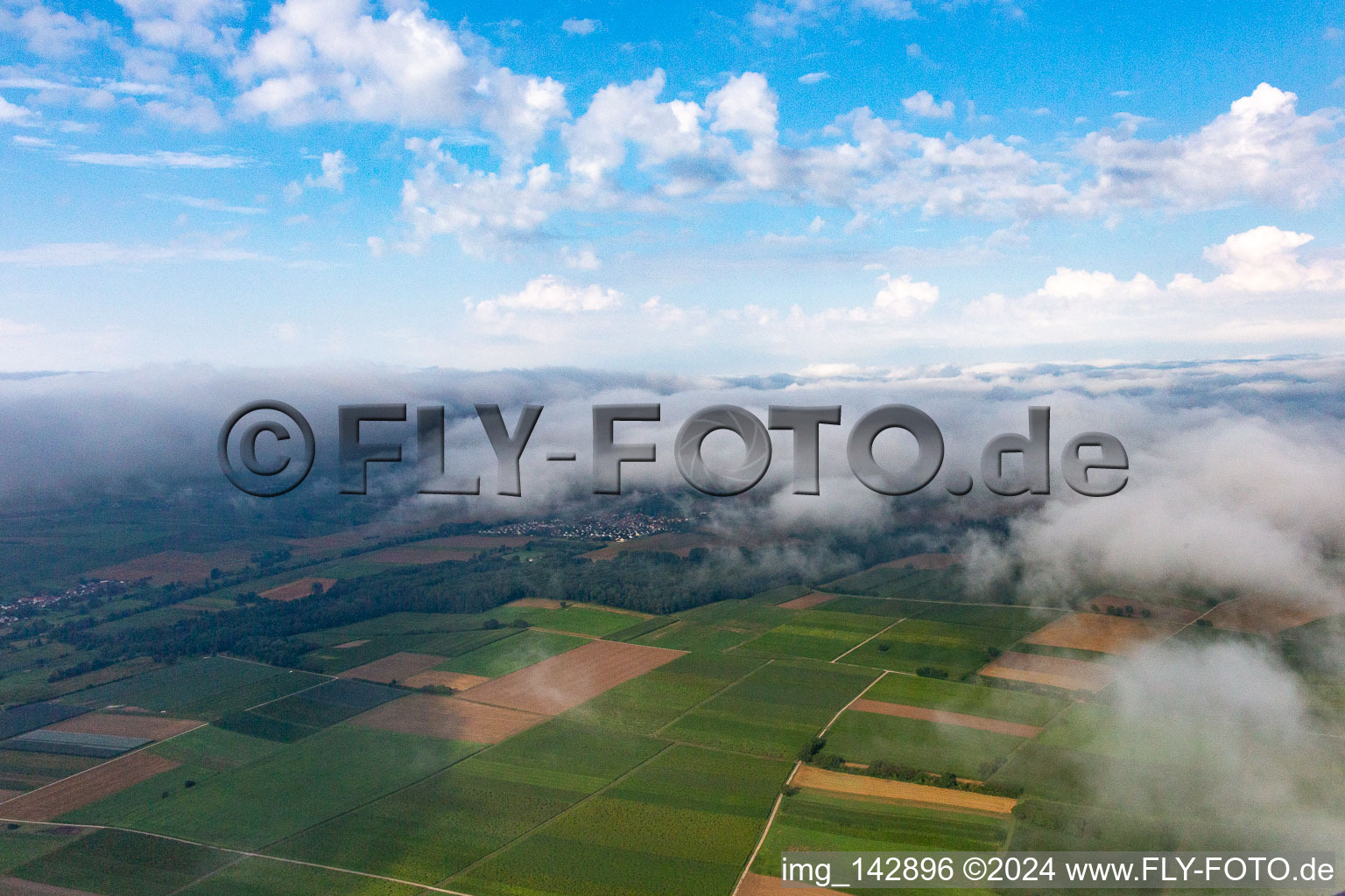 Vue aérienne de Sous les nuages bas à Barbelroth dans le département Rhénanie-Palatinat, Allemagne