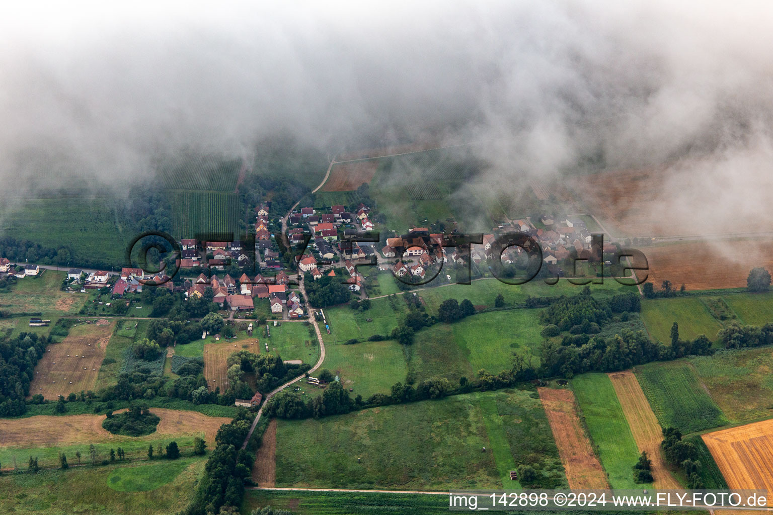 Vue aérienne de Village du nord sous les nuages bas à Hergersweiler dans le département Rhénanie-Palatinat, Allemagne