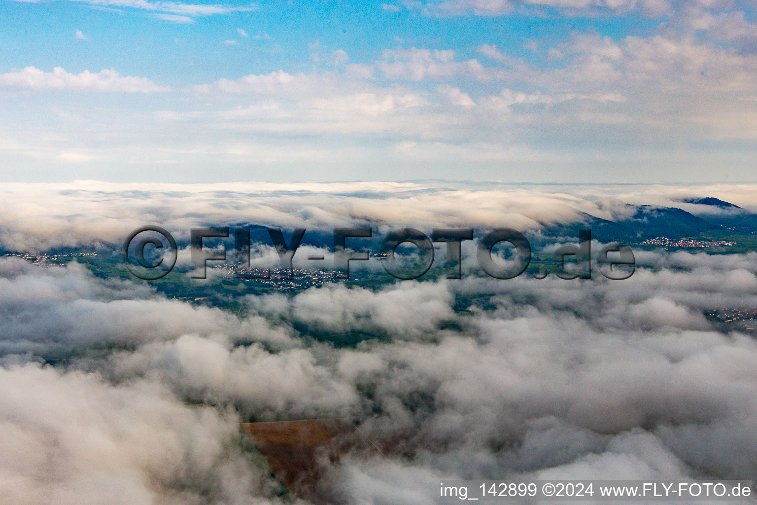 Vue aérienne de Village à la lisière de la forêt du Palatinat depuis le sud-est sous des nuages bas à Klingenmünster dans le département Rhénanie-Palatinat, Allemagne