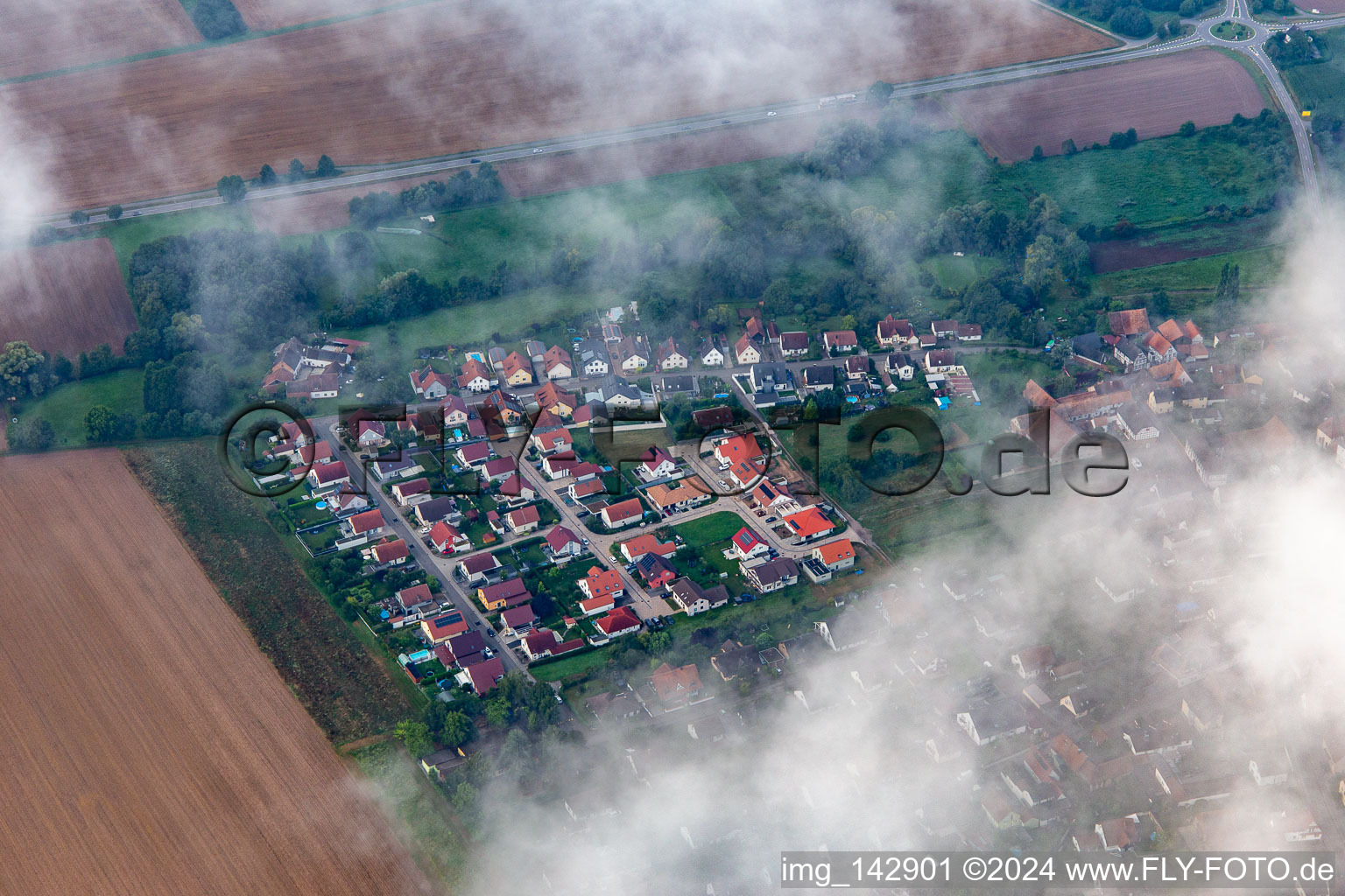 Vue aérienne de Village du nord-est sous les nuages à Barbelroth dans le département Rhénanie-Palatinat, Allemagne