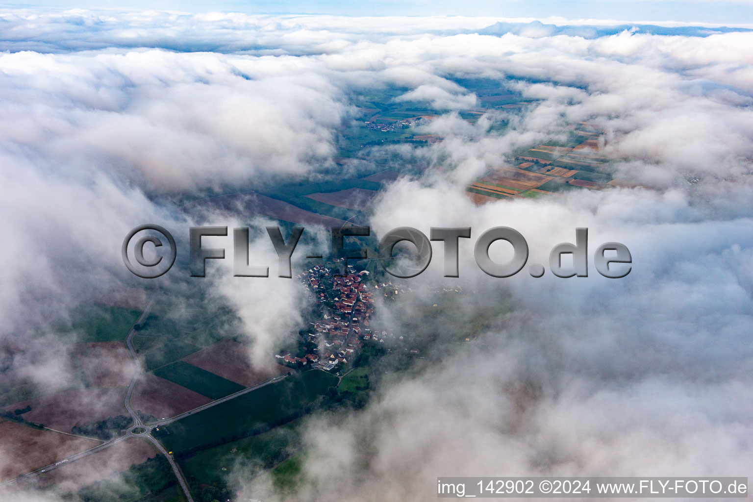 Vue aérienne de Village du nord-est sous les nuages à Oberhausen dans le département Rhénanie-Palatinat, Allemagne