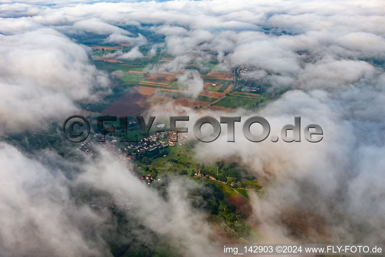 Vue aérienne de Village du nord-est sous les nuages à Oberhausen dans le département Rhénanie-Palatinat, Allemagne