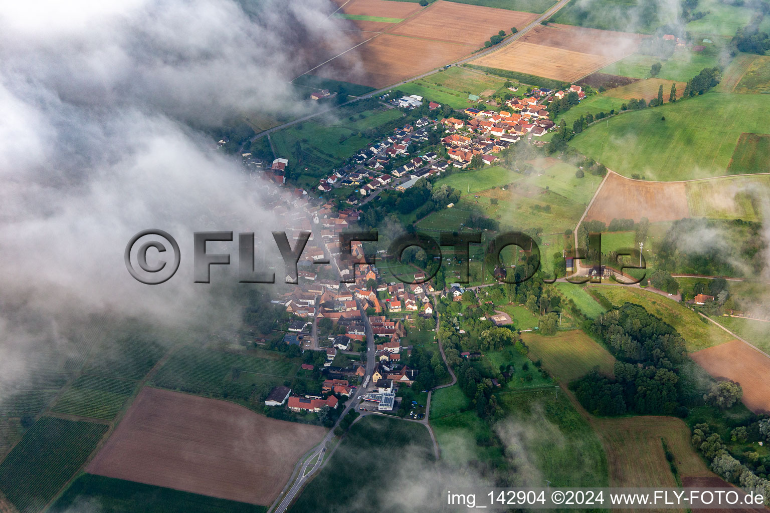 Vue aérienne de Village de l'est sous les nuages à Oberhausen dans le département Rhénanie-Palatinat, Allemagne