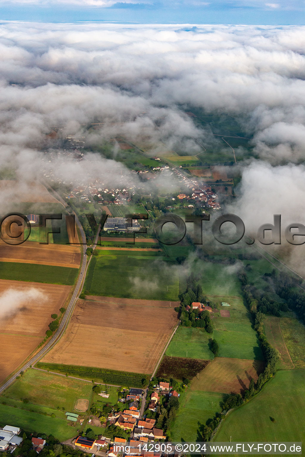 Vue aérienne de Village de l'est sous les nuages à le quartier Drusweiler in Kapellen-Drusweiler dans le département Rhénanie-Palatinat, Allemagne