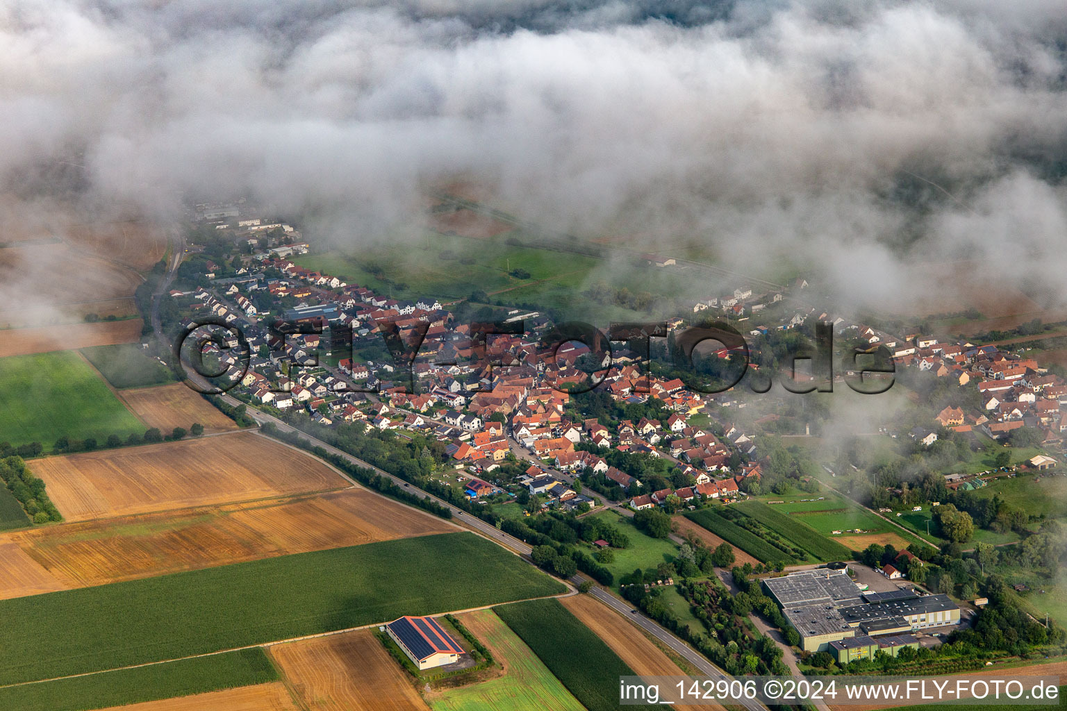 Vue aérienne de Village du sud-est sous les nuages à le quartier Kapellen in Kapellen-Drusweiler dans le département Rhénanie-Palatinat, Allemagne